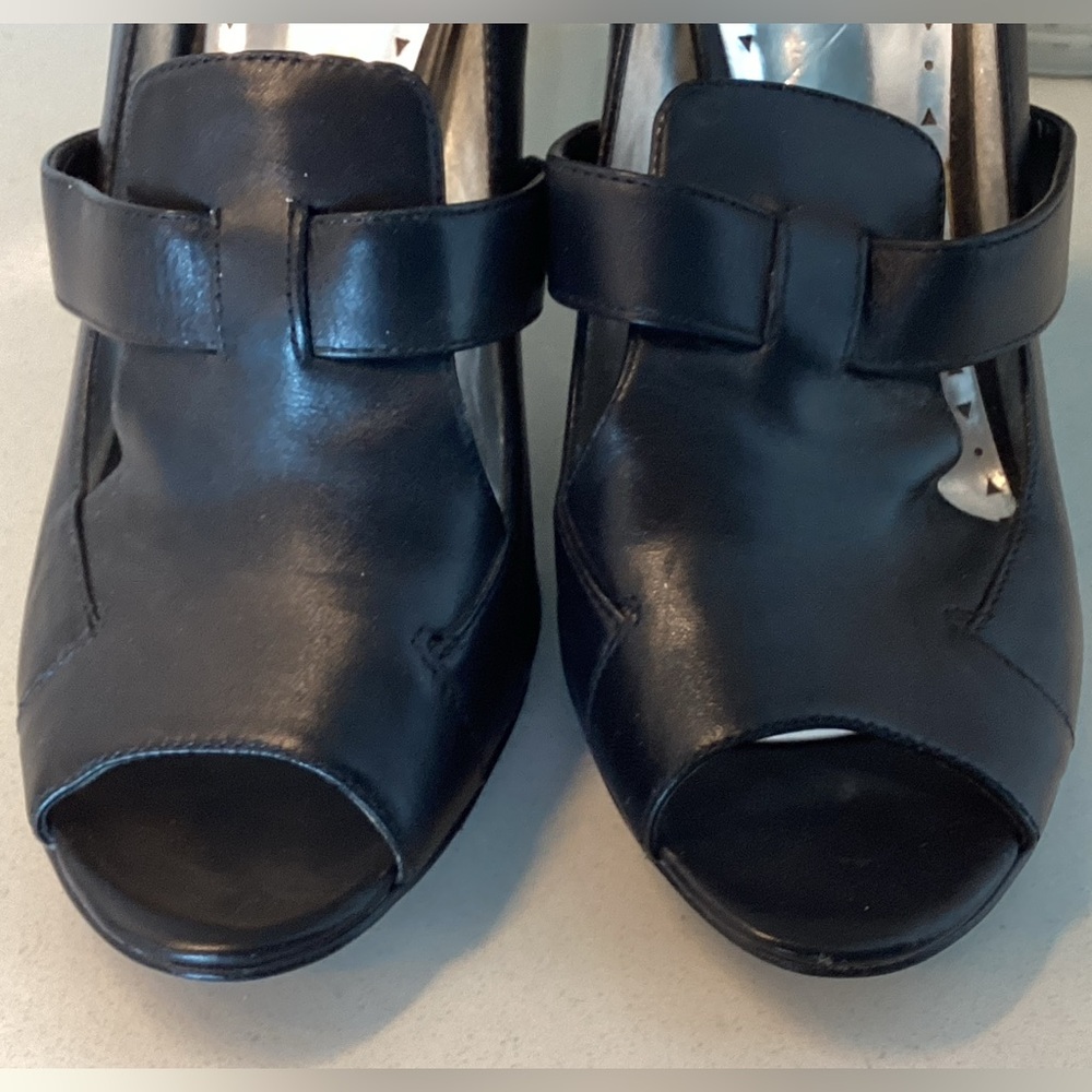BCBG Paris Elegant Black Leather Women's T-Strap Heels Sz 8.5 - Picture 6 of 7